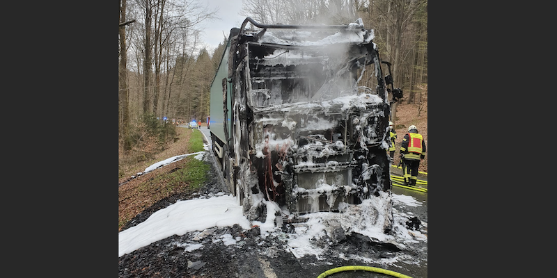 Landesstraße 484 bei Grünenplan nach Lkw-Brand voll gesperrt